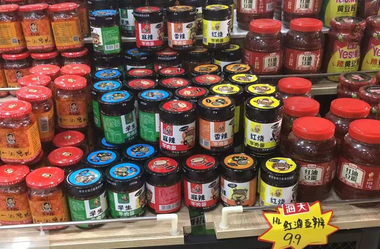 Melangkaui Sos Pedas: Bagaimana Sos Daging Cina Ini Mengambil Alih Kedai Runcit Tempatan